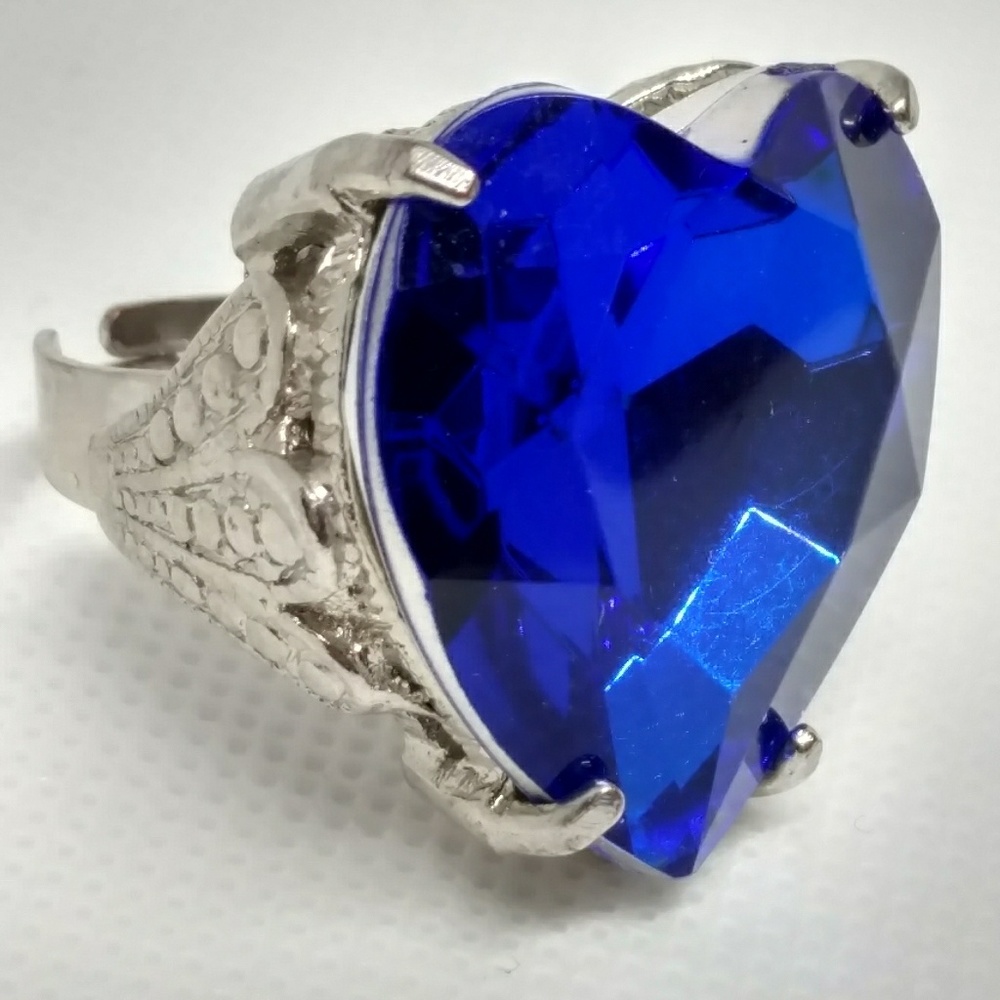 Blue rhinestone heart adjustable ring 1980s